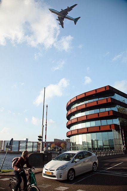 Un avion passe au dessus d'un bâtiment