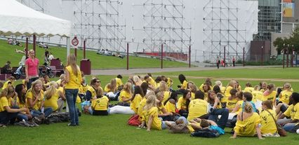 Integration avec T shirts jaunes
