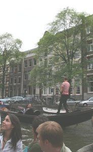 un gondolier sur un canal d'Amsterdam