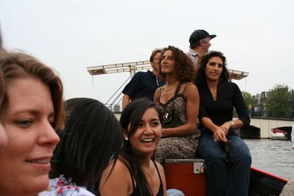 jeunes femmes sur le bateau