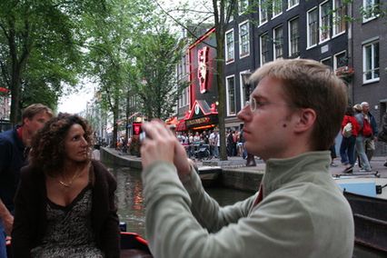 il prends des photos dans le quartier rouge