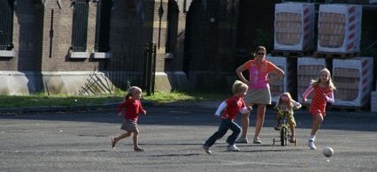 enfants derière la balle