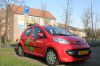 Peugeot 107 de Greenwheels sur sa place de stationnement