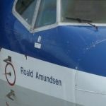 Roald Amunsdsen écrit sous les fenètres du cockpit