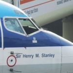 Sir Henry M. Stanley écrit sous les fenètres du cockpit
