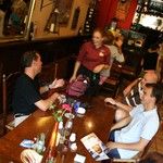 on discute avec la serveuse