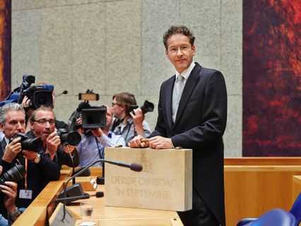 Jeroen Dijsselbloem et sa valisette à la deuxième chambre