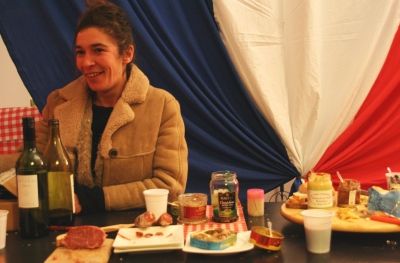Sandra tout sourire dans sa boutique
