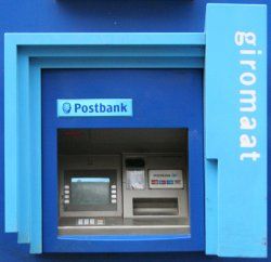 facade de distributeur de billets à bordure bleue