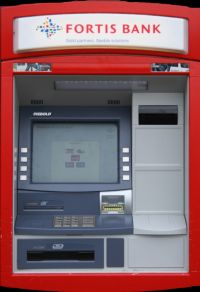 facade de distributeur de billets à bordure rouge