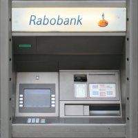 facade de distributeur de billets avec le nom au dessus