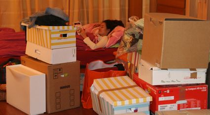 dans un lit entouré de cartons