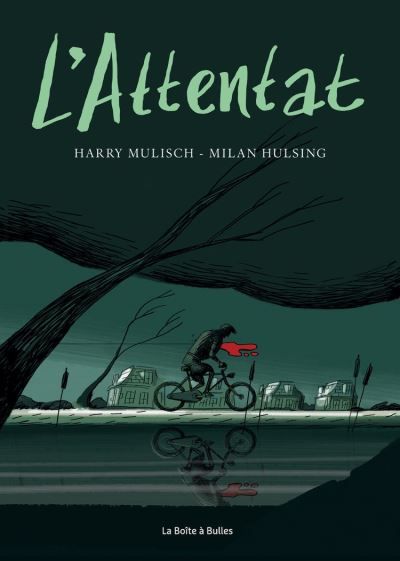 Couverture verte de la BD l'Attentat avec un homme qui pédale vent dans le dos courbé