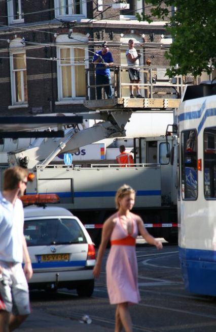jeune femme a petite robe que toute le monde regarde dans la rue bloquée