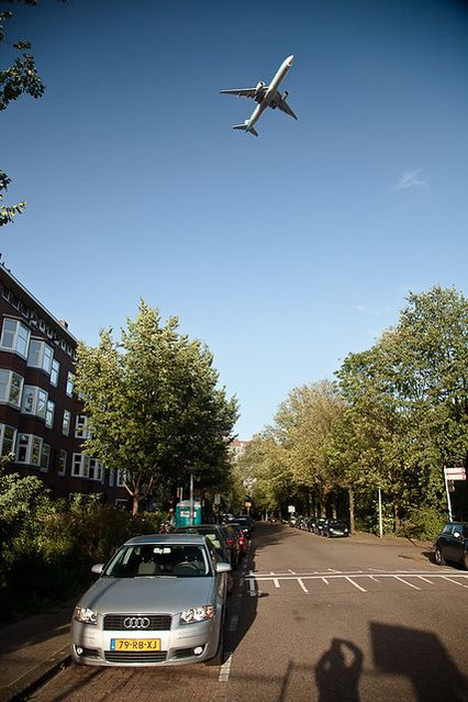 (avion qui vole bas au dessus d'une rue résidentielle