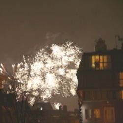 feux d'artifice et couple Ă la fenĂŞtre