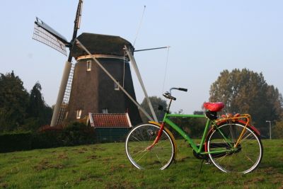 à vélo près du moulin