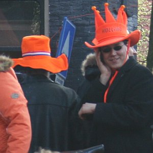 deux chapeaux de feutrine orange