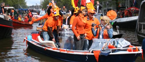 plein de fous en orange sur un bateau