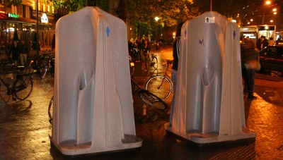 urinoirs de rue la nuit