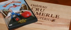 DVD de Wallace et Gromit sur une caisse de Bordeaux supérieur