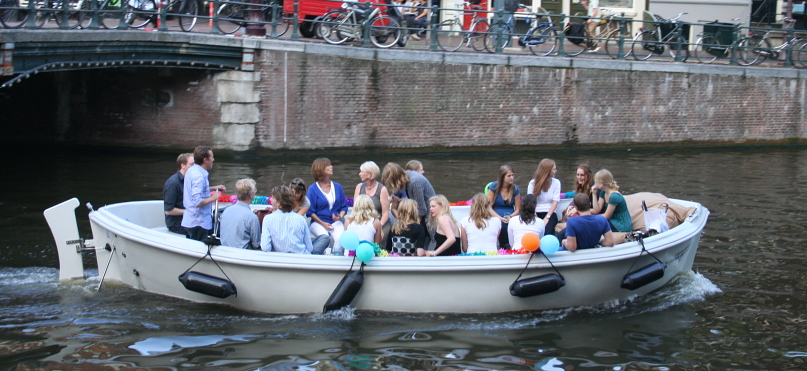 Jeunes filles dans un bateau