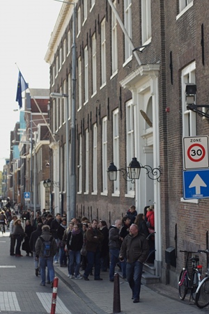 File d'attente pour voter au consulat de France à Amsterdam