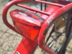 lampe rouge sur porte bagage su même