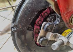 un bout de chaine de vélo rose