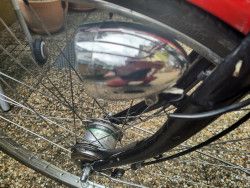 vue plongeante dur une roue de vęlo avec phare et moyeux-dynamo