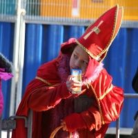 Un enfant en Daint Nicolas qui bois du jus
