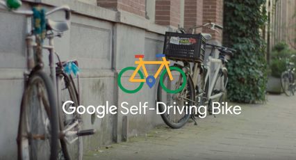 Selfe driving bike, titre sur une photo de vélos garés le long d'un mur