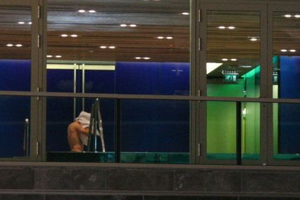 La piscine de Zuidas avec un mec qu'on devine nu se sechant la tête